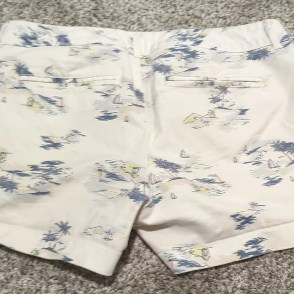 Old navy printed shorts - Picture 2 of 4